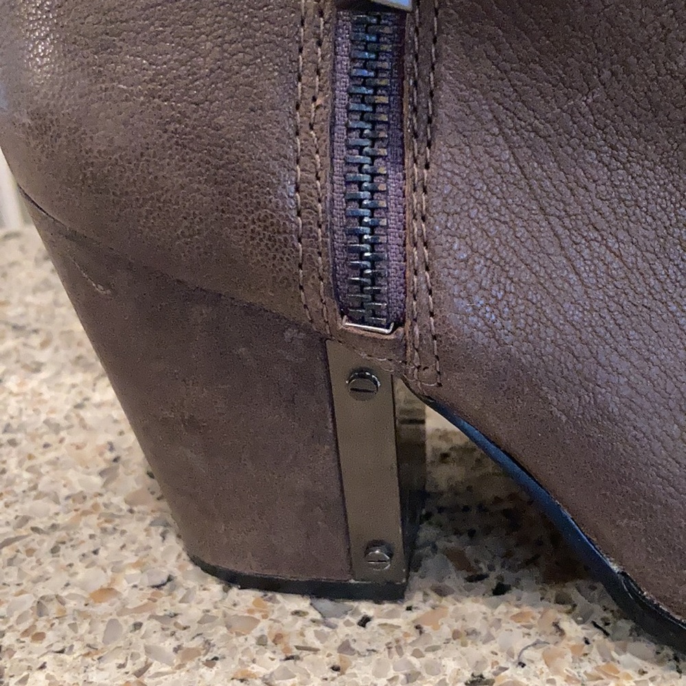 7.5 Women’s Vince Camuto Amori Bootie - Picture 4 of 10